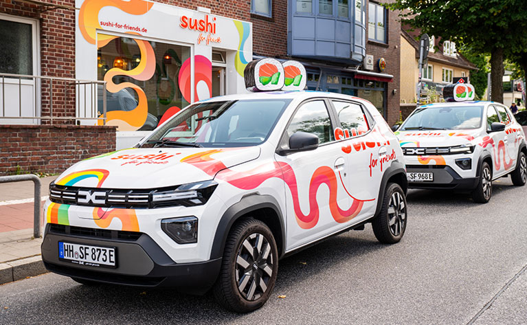 Lieferfahrzeug vor Restaurant